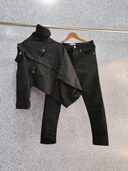 BLACK COMBO PLAN BLACK SHIRT AND JEANS